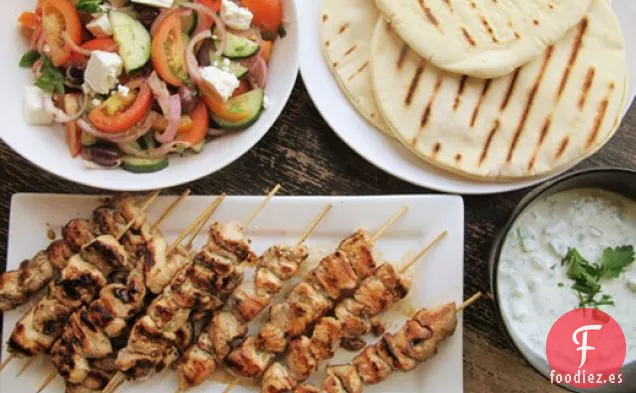 Souvlaki de Pollo con Salsa Tzatziki y Ensalada Griega