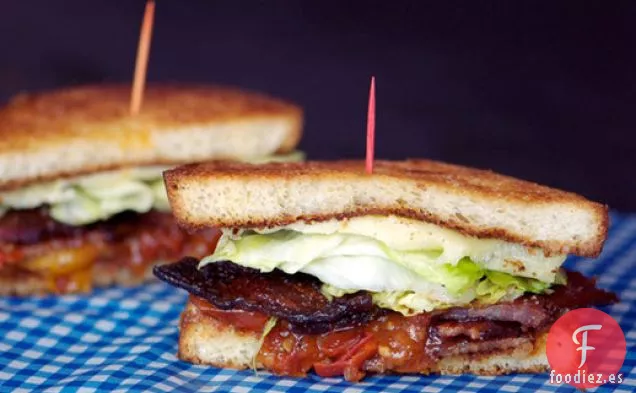 Sándwiches BLT con Tocino Confitado, Lechuga y Mermelada de Tomate