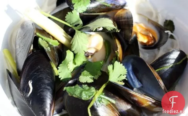 Cena para Dos: Mejillones de Coco con Jengibre, Limoncillo, Chile y Cilantro en Fideos de Arroz