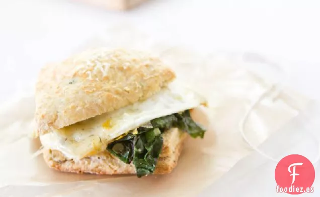 Sándwich De Galleta De Hierbas Y Huevo
