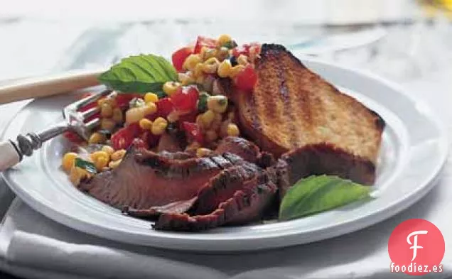 Filete de Costado Con Salsa de Maíz y Tomate y Pan de Ajo a la Parrilla