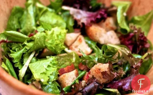 Cena de esta noche: Ensalada Francesa de Bistró con Tocino, Croutons y Ajo