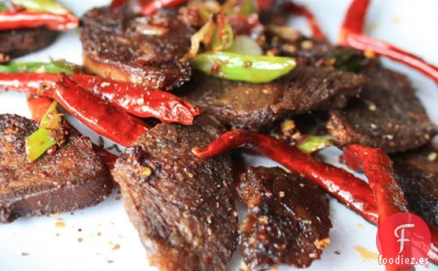 Lengua Muy Crujiente con Pasta de Frijoles de Chile y Granos de Pimienta de Sichuan