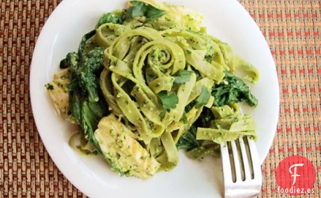 Pollo con Tagliatelle de Espinacas y Pesto de Perejil