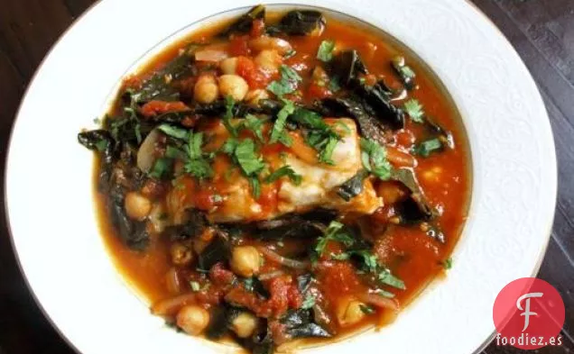Pescado Escalfado con Tomate con Col Rizada y Garbanzos
