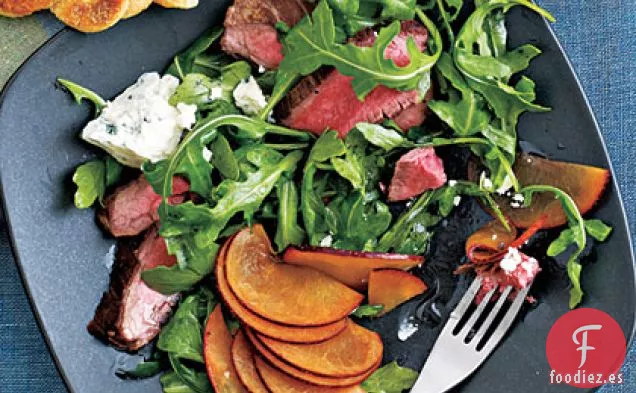 Ensalada de Bistec de Flanco con Ciruelas y Queso Azul