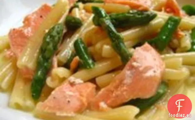 Carne Ligera: Casarecce de Salmón y Espárragos