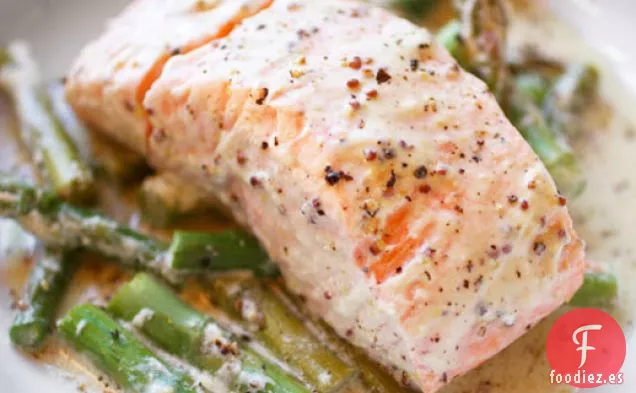 Salmón a la mostaza en un Paquete con Espárragos
