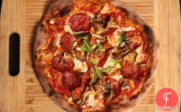 Pizza al estilo de Nueva York con Kimchi, Soppressata y Champiñones Maitake