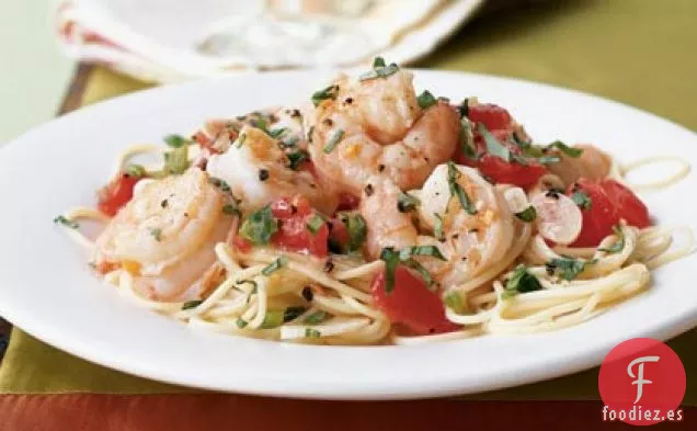 Camarones Salteados con Tomates Frescos, Vino y Albahaca