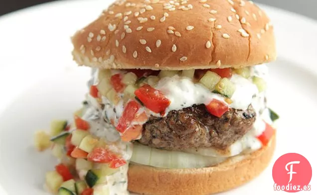 Hamburguesas con Cremosa Salsa Feta y Salsa de Tomate y Pepino