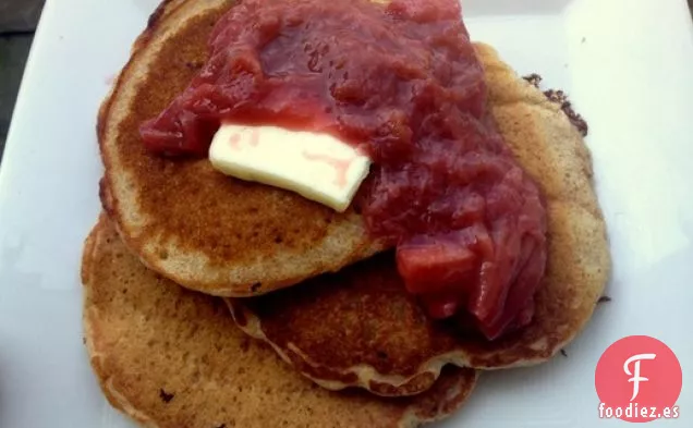 Tortitas de Avena Integrales con Ruibarbo Asado de Arce