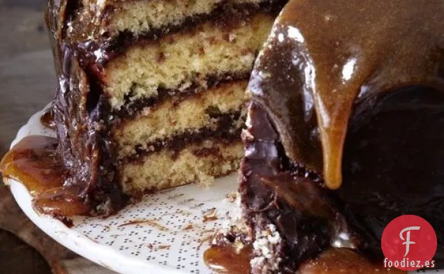 Pastel Amarillo con Glaseado de Chocolate y Tapa de Caramelo