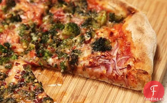 Pizza de Brócoli Caramelizado y Cebolla Roja