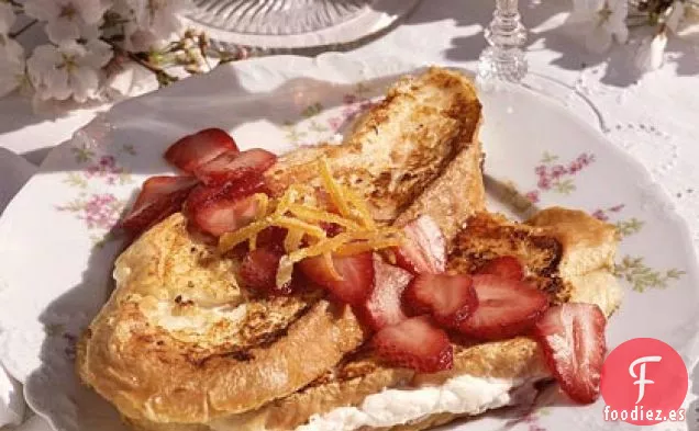 Tostadas Francesas Rellenas de Queso con Salsa de Fresas