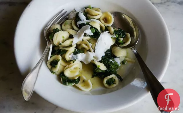 La Cocina Campestre de la Orecchiette italiana con Brócoli Rabe