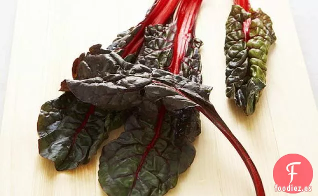 Costillas de Ternera Estofadas con Puré de Patata, Acelgas y Crema de Rábano Picante