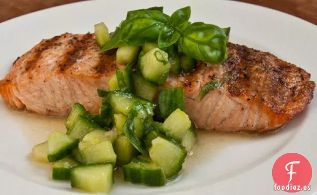 Ensaladas Serias: Salmón a la Parrilla con Ensalada Tailandesa de Pepino y Albahaca