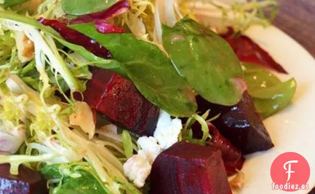 Ensaladas Serias: Ensalada de Remolacha Asada con Queso de Cabra, Nueces y Vinagreta de Dijon de Miel