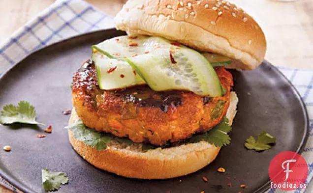 Hamburguesas de Salmón Glaseadas Hoisin con Pepino en Escabeche