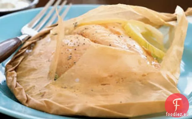 Salmón en Papillote con Salsa de Yogur de Eneldo