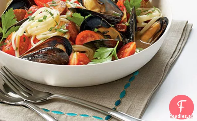 Mejillones con Salchicha Ahumada y Tomates