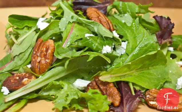 Mezcla de Nueces Glaseadas, Queso de Cabra y Vinagreta de Mostaza Dijon