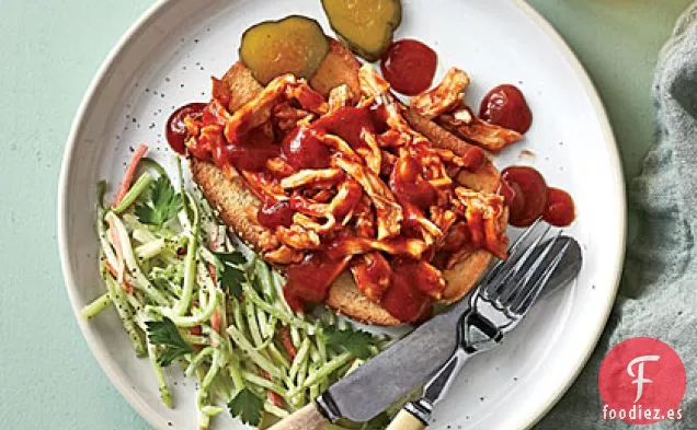 Sándwiches de Pollo a la Barbacoa con Ensalada Cremosa