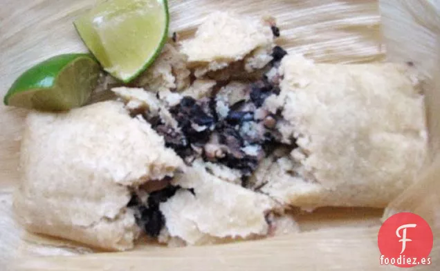 Almuerzo Dominical: Tamales de Pollo y Frijoles Negros