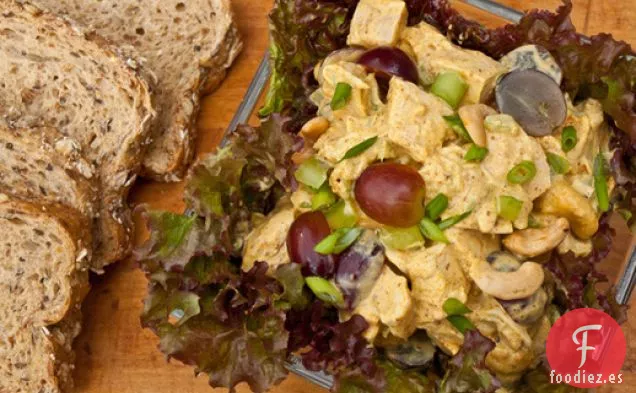 Ensalada de Pollo al Curry con Uvas y Anacardos