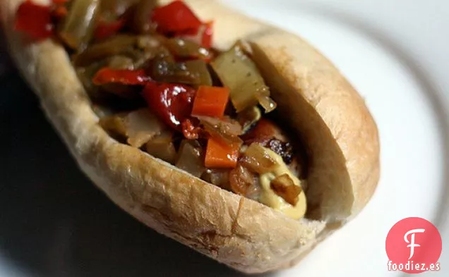 Cena de esta noche: Salchicha Italiana con Cebolla Caramelizada, Mostaza y Giardineria