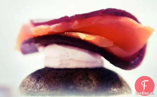 Cocina el libro: Mini Blinis de Oliva Negra con Mascarpone Rosa, Salmón y Remolacha en Conserva