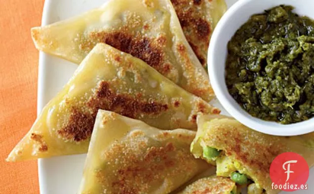 Samosas de Verduras al Curry con Chutney de Cilantro y Menta