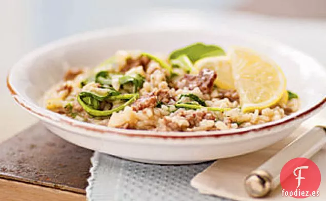 Risotto con Salchicha Italiana, Cebollas Caramelizadas y Verduras Amargas