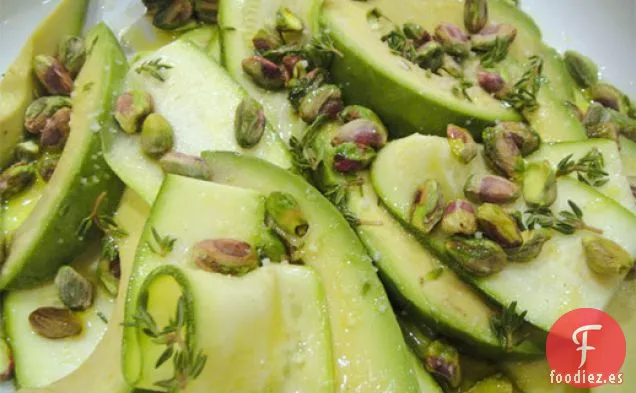 Carpaccio de Calabacín de Patricia Wells con Aguacate, Pistachos y Aceite de Pistacho