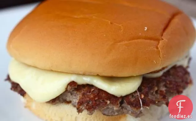 Hamburguesas Chamuscadas con Rodajas de Queso Comté que se Derriten Fácilmente
