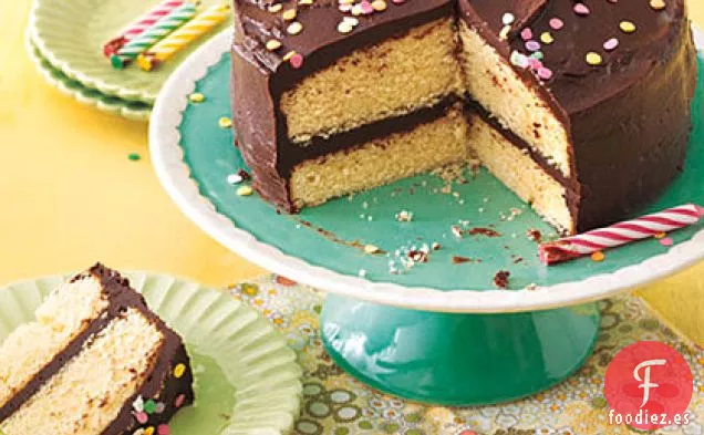Pastel Amarillo con Glaseado de Caramelo
