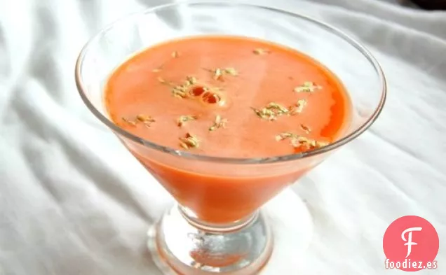 Vodka con Infusión de Naranja con Jugo de Zanahoria y Flores de Trébol