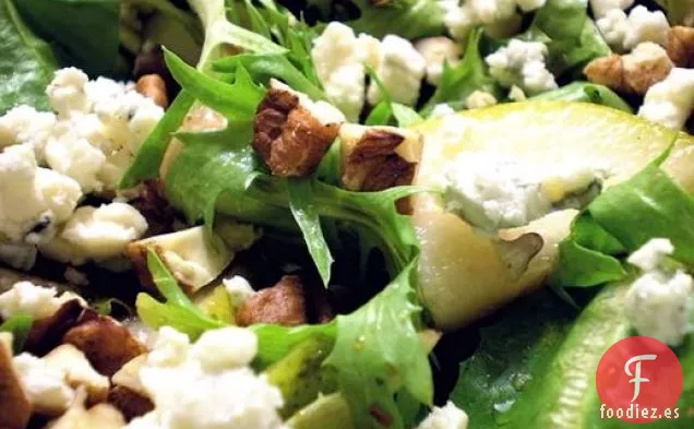 Saludable y Delicioso: Verduras Mixtas con Peras, Pacanas, Queso Azul y Aderezo Balsámico con Miel