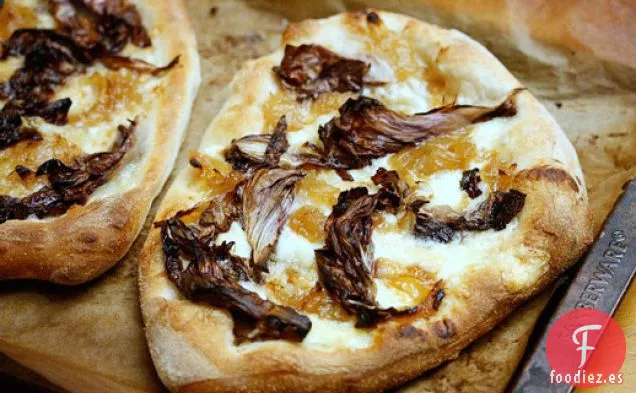 Coma Por Ocho Dólares: Pizza de Mozzarella Ahumada con Achicoria y Mermelada de Cebolla