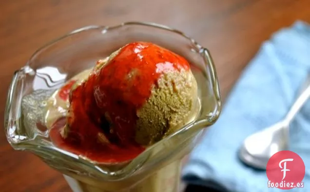 Helado de Pistacho con Salsa de Fresas