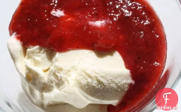 El Ingrediente Secreto (Pimienta Negra): Helado de Crema Dulce con Salsa de Fresa y Pimienta Negra