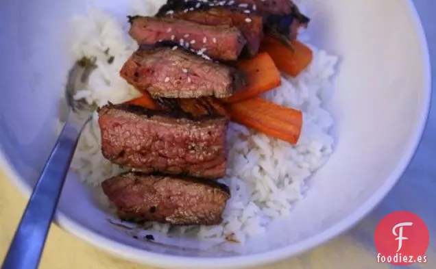 Coma por Ocho dólares: Tazón de Arroz con Bistec de Flanco Marinado con Miso