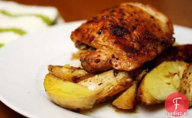 Coma por Ocho Dólares: Muslos de Pollo al Horno con Mostaza de Arce y Rodajas de Patata