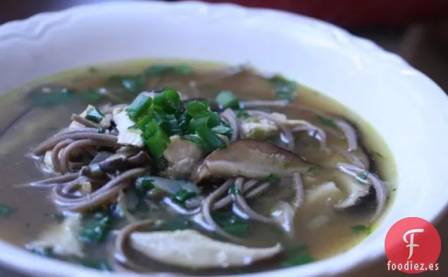 Coma Por Ocho Dólares: Sopa de Fideos de Pollo con Jengibre y Soja