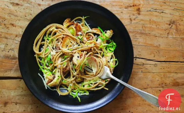 Cocina el Libro: Espaguetis de Trigo Integral con Pollo Asado, Coles de Bruselas Ralladas y Parmesano