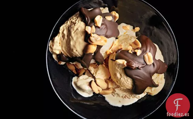 Helado de Mantequilla de Maní con Cáscara de Chocolate Duro