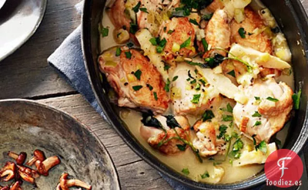 Fricasé de Pollo con Raíces de Perejil y Champiñones Rebozuelos