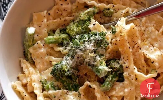 Cena de esta noche: Pasta con Brócoli, Queso de Cabra y Orégano