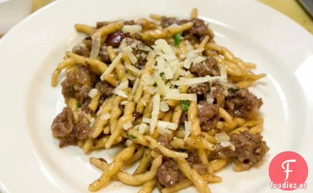 Strozzapreti de Andrew Carmellini con Salchicha, Uvas y Vino Tinto